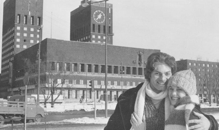 Ellen Kjellberg og Viktor Rona foran Oslo rådhus om vinteren