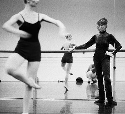 Etter første operasjon i foten begynner Ellen å undervise ballett på Statens Balletthøgskole, som vikar for Anne Borg.